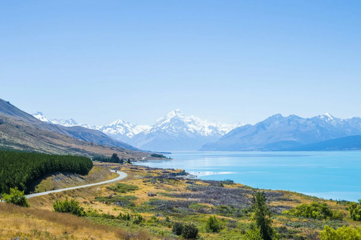 Lake Pukaki 的藍色湖水與遠方南阿爾卑斯山